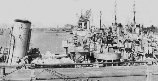 La flota de guerra apostada en el puerto de Bs As despues del golpe